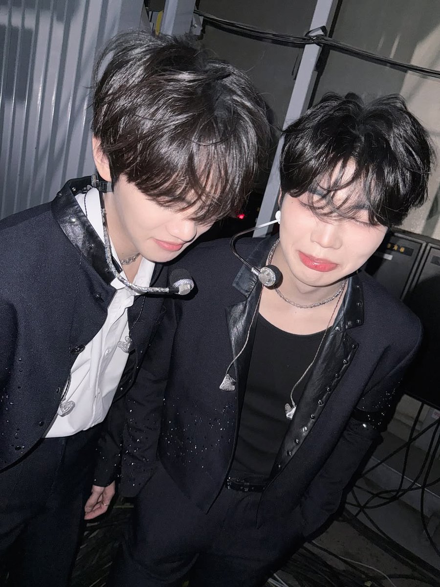 260318 ZB1 Insta Update with Gaeteolz 😍

“Here&amp;Now 💙🌹”