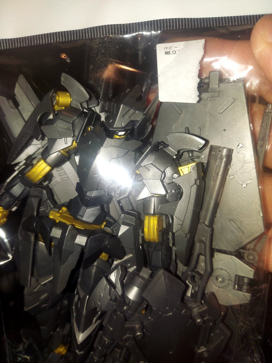 あー、やっぱさんまる関係は少ないか…どれ、袋売りを拝見……
ほー、バスキーロットの青か…
あとは…スピナティオの黒いナイトタイプ……へーえ、こんなものが……ほかには……んんん？！オカマ拳法奥義、【秋の日の夢の二度見】！！
買うしかあるまい！
