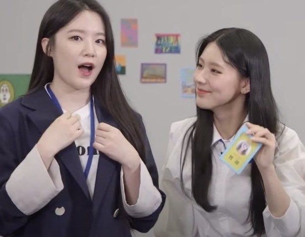 내사원증어딧찌,                                목에걸린걸봐^^