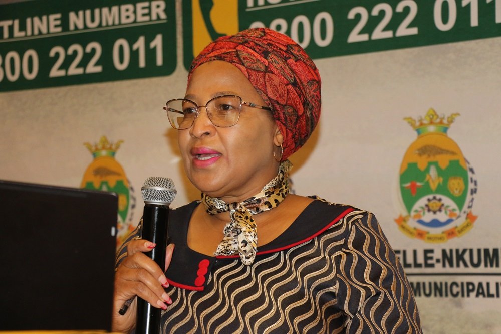 CapricornFMNews's tweet photo. The Mayor of #LepelleNkumpiMunicipality, Merriam Molala says realizing the vision of developing #Lebowakgomo into a #smarttown will require the municipality to urgently address long-standing service delivery challenges, which include refuse removal services, inadequate access to water and dilapidated wastewater systems.
During a strategic planning session on Tuesday, Molala indicated that strategic investments aimed at addressing these challenges include broadband infrastructure expansion, road development, including the Orrie Baragwanath Panorama route, as well as water reticulation upgrades. IMS