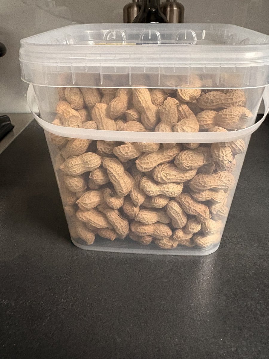 Laatst maar even deze gekocht 👇
Geeft altijd zo'n tyfuszooi maar zijn wel lekker. Af en toe even een bakje nemen ipv chocola😜
Helft van de inhoud Weggegeven want zoveel hoef ik nou ook weer niet😂

Fijne dag🌼🌞