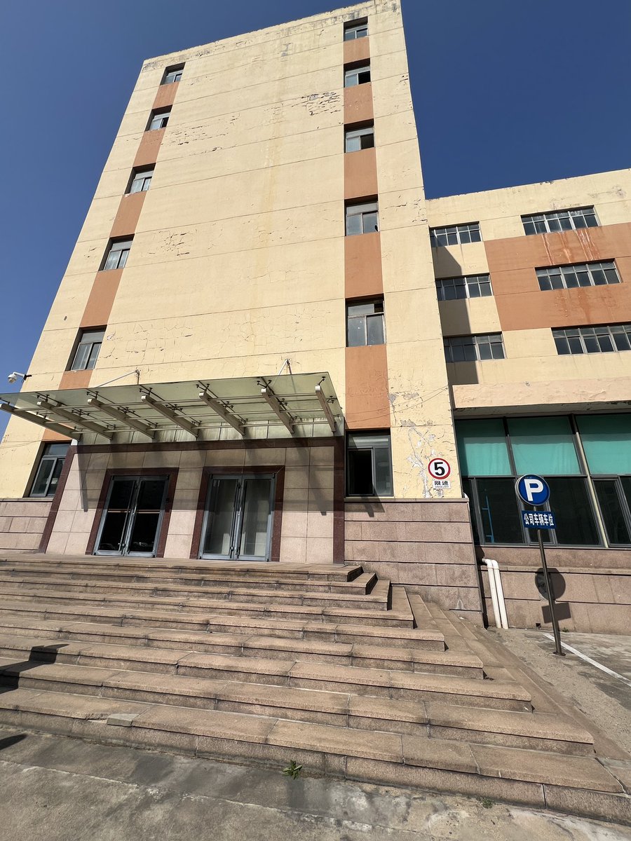 uru_h's tweet photo. これは出張先で見かけたどう見てもぽこぽけにしか見えない建物と、どう見てもナチュラルシリーズの家具が置いてあるホテル https://t.co/xn21EQhGm7