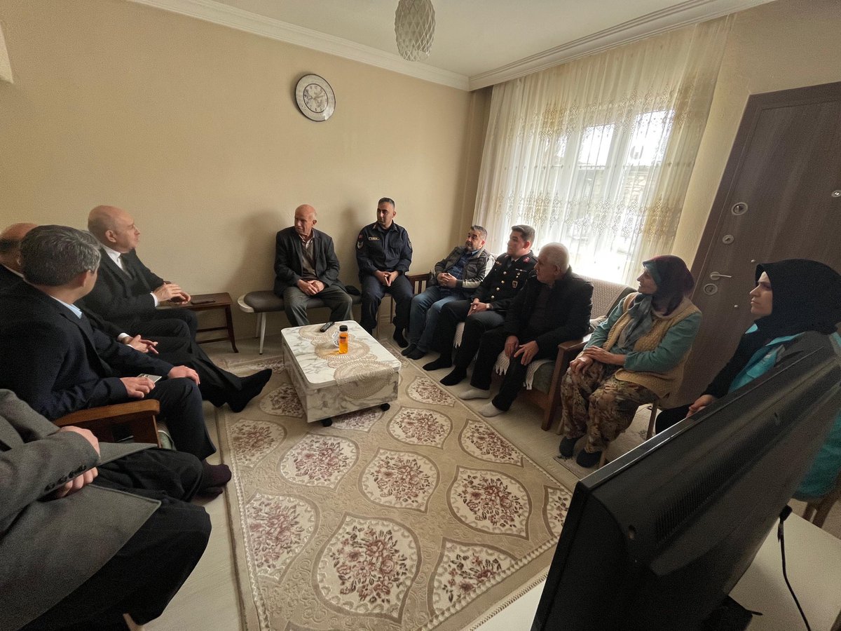 Kaymakamımız Cemalettin YILMAZ,”18 Mart Çanakkale Zaferi ve Şehitleri Anma Günü”programı kapsamında Şehidimiz Asb.Kd.Çvş.Bilal Kanat’ın eşleri ve Kıbrıs Gazimiz Şaban Dil’e ziyarette bulundu.
#ÇanakkaleGeçilmez🇹🇷