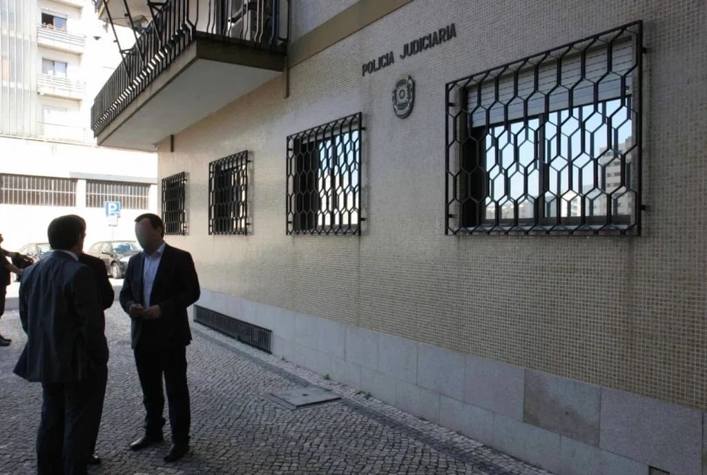 E24_pt's tweet image. Barcelos: Eram vítimas de burlas com esquemas fraudulentos de vende de bilhetes, telemóveis e alojamento para férias #Barcelos #Bilhetes #burlas #concertos #destaque #eventos #Palmela #PJ #telemoveis Notícia neste link e24.pt/?p=125876