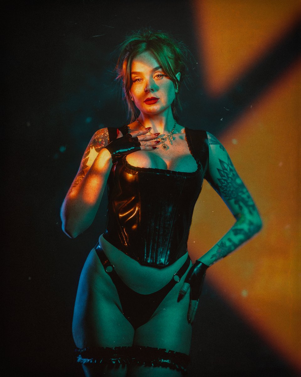 🌑 Sun Fire 🌑 
.
Designer: <a href="/Kaorislatex/">Kaori's Latex Dreams</a> ⁣⁣
📸: <a href="/Dark_Moon_Media/">DarkMoonMedia</a>