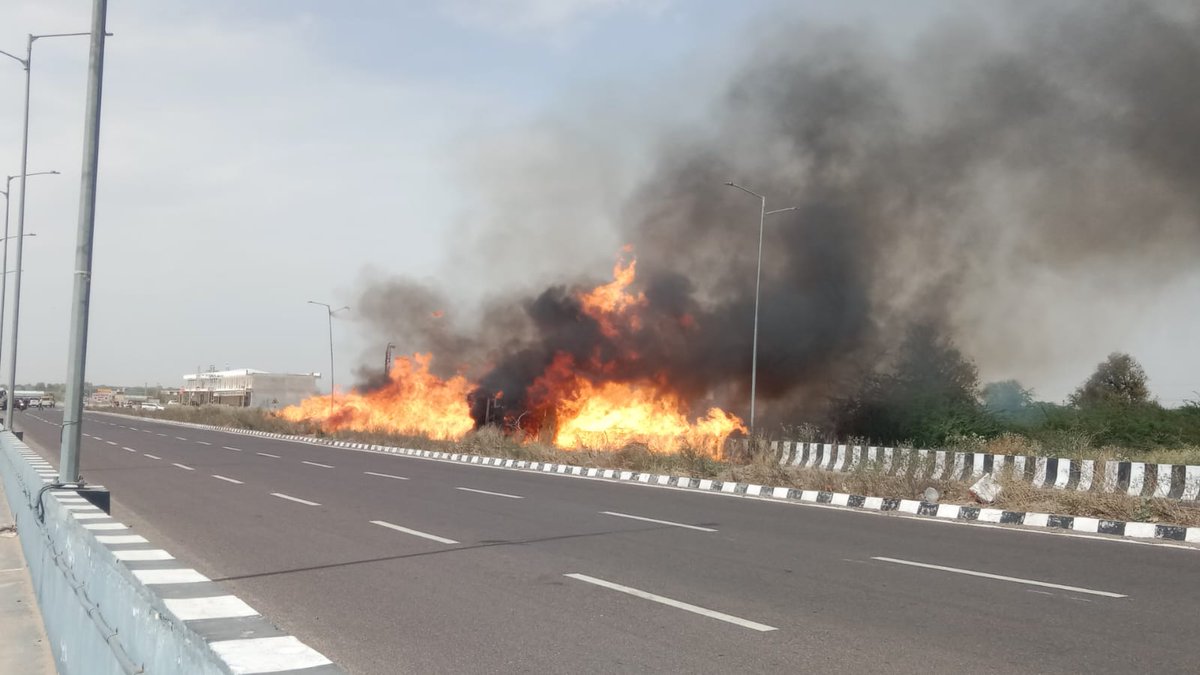 26vikashraniwar's tweet photo. *सांचौर - सिवाड़ा में NH 68 पर डीजल से भरा टैंकर पलटा, टैंकर में लगी आग फैली, ट्राफिक रोका गया....* https://t.co/w02Hc3SVAp