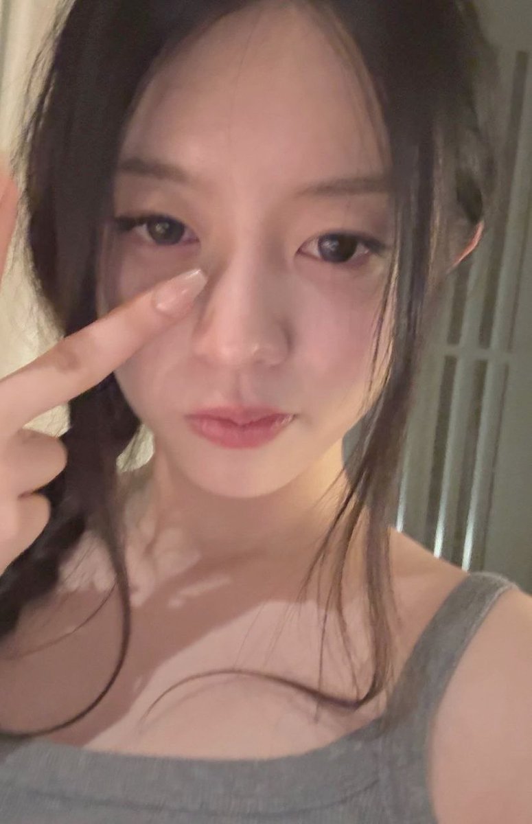 🜲 ... 𝘳𝘰𝘺𝘢𝘭𝘵𝘺 runs in her heart, 공주처럼 빛나. tweet media