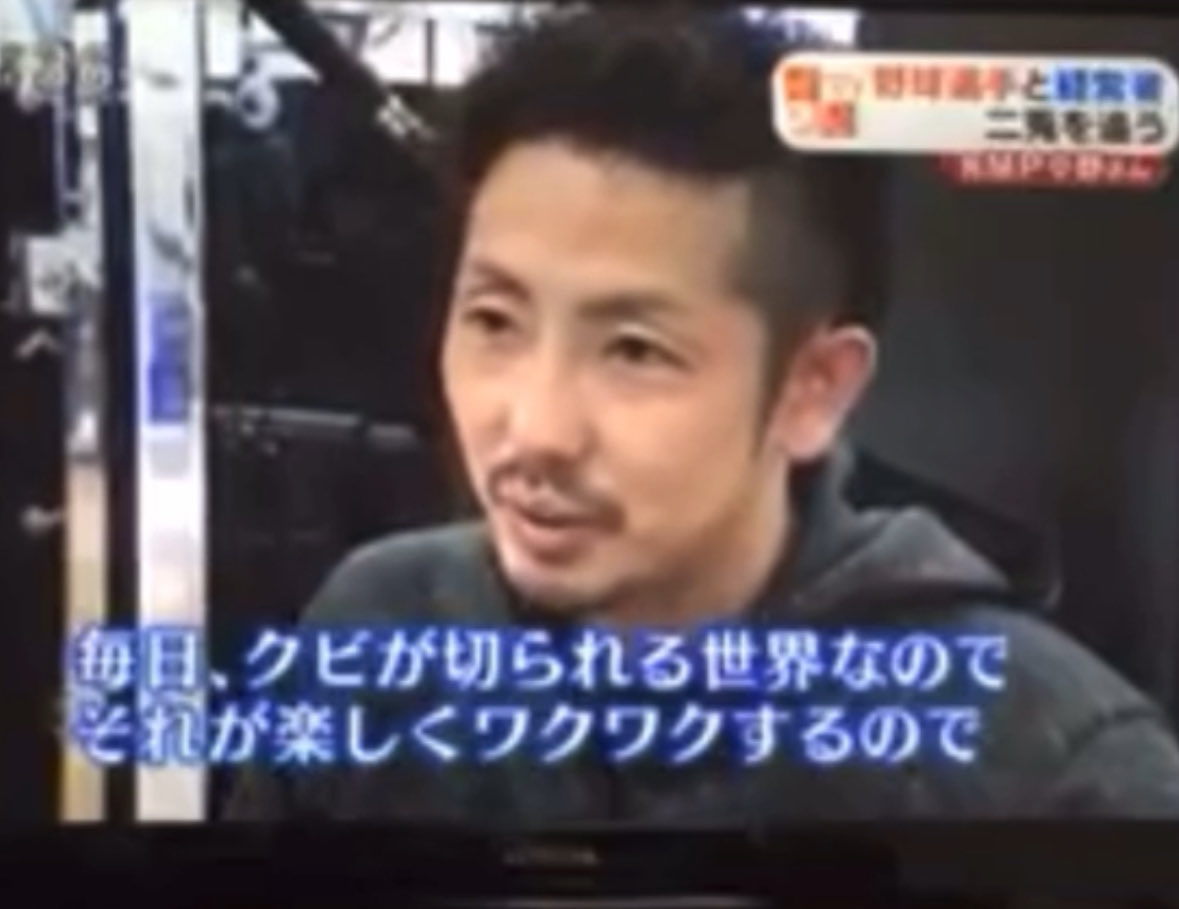 「毎日、クビが切られる世界。だから、ワクワクする。」
かつてテレビの取材で語った、私の本心です。

アメリカ、メキシコ、ドイツ、コロンビア、オーストラリア。
世界5ヶ国を渡り歩き、常に「明日はないかもしれない」という
境界に立ってきました。
戦力外通告、予期せぬケガ、文化の壁。