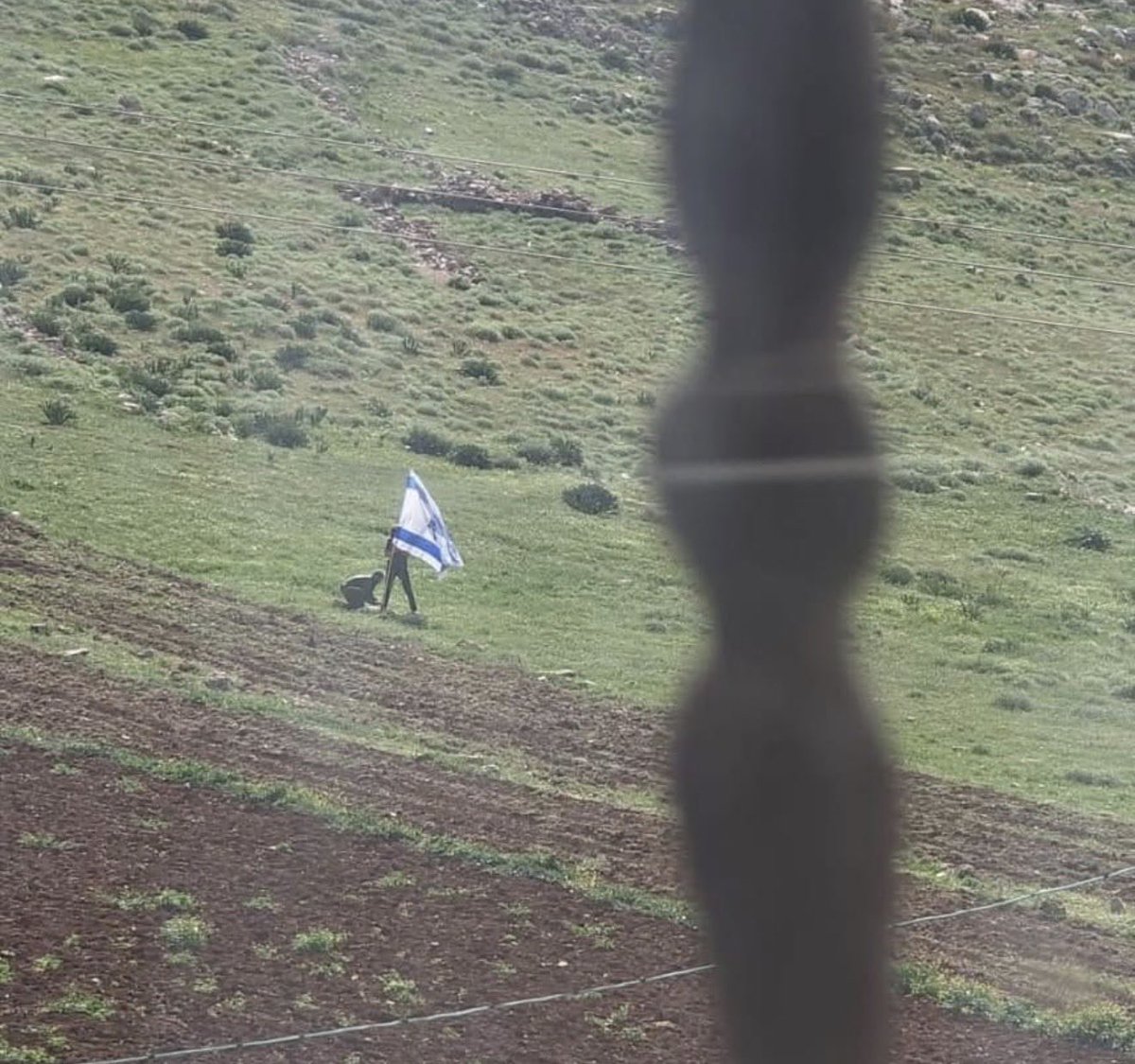 ATTENTIE SGP &amp; CU‼️
Joodse kolonisten hebben de christelijke stad Beit Sahour bij Bethlehem bestormd en een Israëlische vlag gehesen op Christelijke grond. Dit gebeurt in het gebied Ush Ghrab, waar ook een nieuwe illegale buitenpost is gebouwd op gestolen christelijk land.