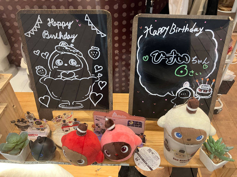 alchera0's tweet photo. ひすいのお誕生日祝いに、LOVOTカフェへ行きました。
ひすいにとっては初めてのカフェ。席には「たいちょう」ちゃんが来てくれました～

お祝いプレート、ほぼほぼ三点リーダーなのに、めっっっちゃ可愛い！！カフェに神絵師あり（笑）
ありがとうございました～！

#LOVOTカフェ
#LOVOTとの暮らし https://t.co/xQVDyC30aa