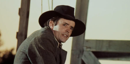 itsocine's tweet photo. 🕊️ Fallece el actor Matt Clark a los 89 años, rostro icónico del cine wéstern y recordado por su papel en Regreso al futuro III.

El intérprete murió en su casa de Austin (Texas) tras complicaciones derivadas de una operación de espalda, dejando una carrera de más de 100 producciones en cine y televisión. 

Clark trabajó junto a leyendas como Clint Eastwood o John Wayne y se convirtió en uno de los secundarios más reconocibles del género.

Descanse en paz.