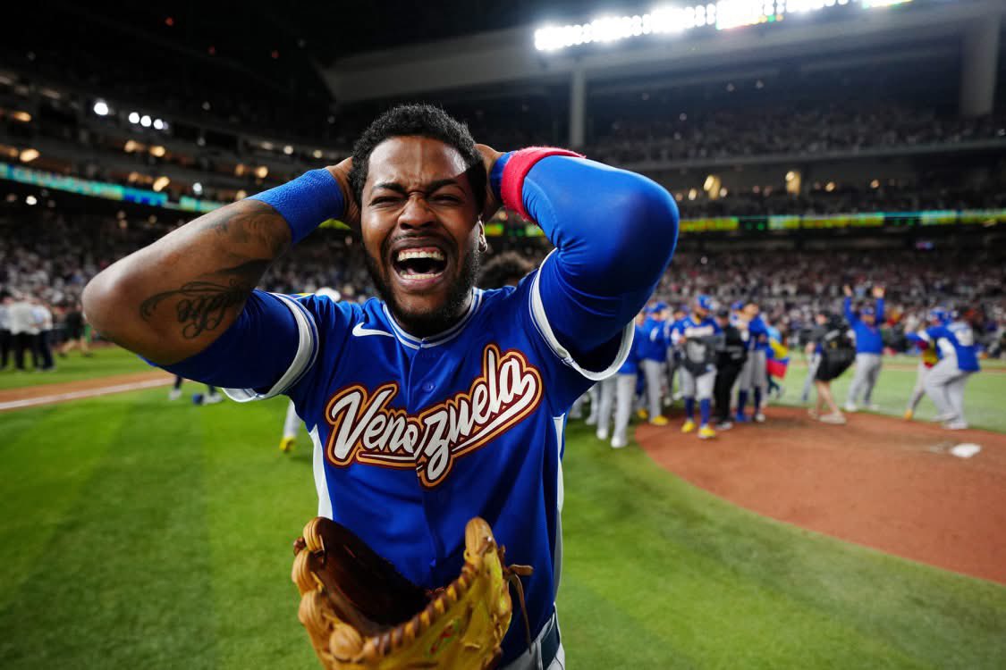 rpcradiolorica's tweet image. #VenezuelaCampeón 🇻🇪 del Clásico Mundial de Béisbol ⚾️ tras derrotar 3-2 carreras en su casa a Estados Unidos. Es la primera vez que los venezolanos celebran el título del #WorldBaseballClasssic