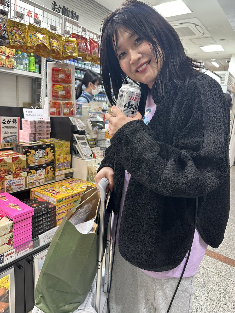 kf_p4's tweet photo. 【ZiDol復活✨】
名古屋ワンマン最高だった！！！
配信は今回マイクを6本追加したので音が格段と良くなってます。
配信📺↓
https://t.co/45dV33Lui1

新曲「アーバンライト•ネオシティ」は
今日0時にサブスク解禁！！↓
https://t.co/uANiEbnCFm

いなみきも早速ビールを解禁！！！ https://t.co/kRN8G6Rqox