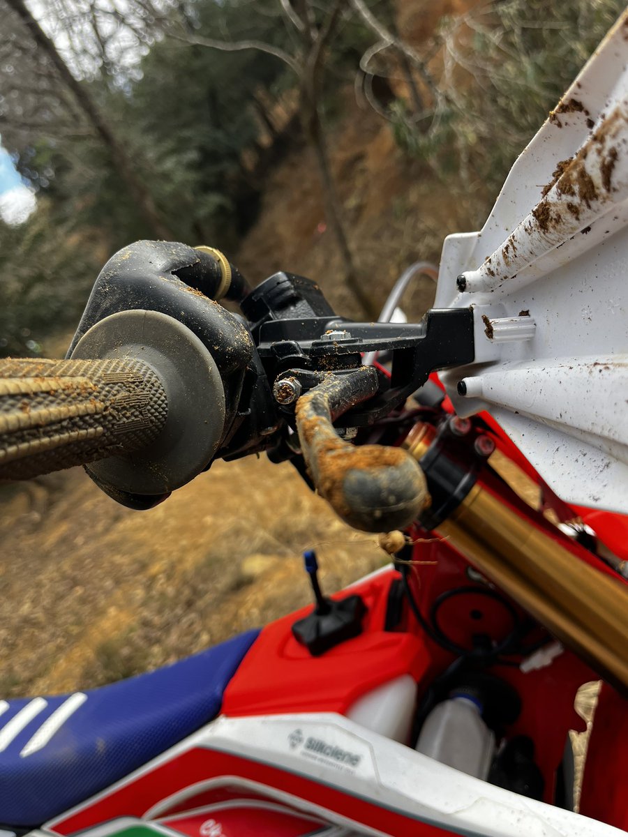 GAMMy716's tweet image. ポリスポーツのAPT UNBREAKABLEレバー
これやめられないかも🥹

うっかり谷側して取り付け後に初めて
ハンドルが地面に刺さる転倒をしましたが…
レバー折れずに曲がってくれて簡単に即復旧🫨

その後のタッチも変わることなく😳
価格合ってます？！
って聞きたくなるレベル🫨

#Webike
#POLISPORT