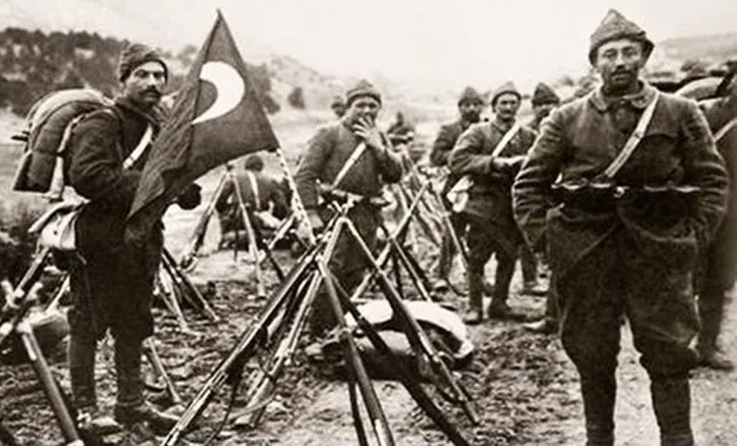 Çanakkale savaşı Başta Gökbörü Atatürk ve safkan Türklerin zaferidir.
Türk'ün ulu ve eşsiz savaşçı ruhu yedi düvelin tek kelimeyle anasını sikip geçti!

#18MartÇanakkaleZaferi