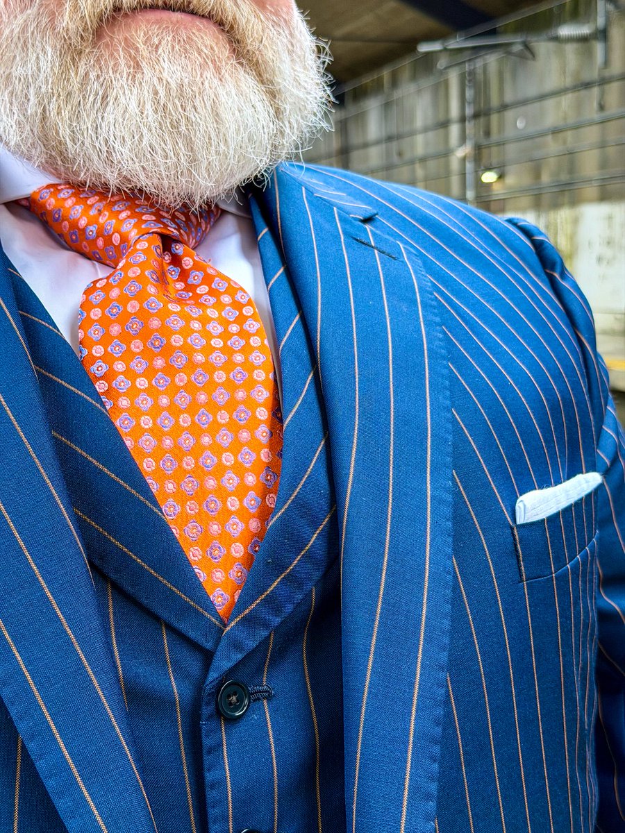 TheBigSartorial's tweet image. When traveling remember to dress comfortably… and remember that includes a suit since if it’s tailored right… it’s comfortable. 
#Suitup #sartorial #dapper #bespoke #suit #bigguys