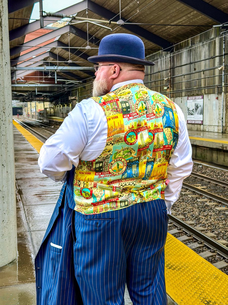 TheBigSartorial's tweet image. When traveling remember to dress comfortably… and remember that includes a suit since if it’s tailored right… it’s comfortable. 
#Suitup #sartorial #dapper #bespoke #suit #bigguys