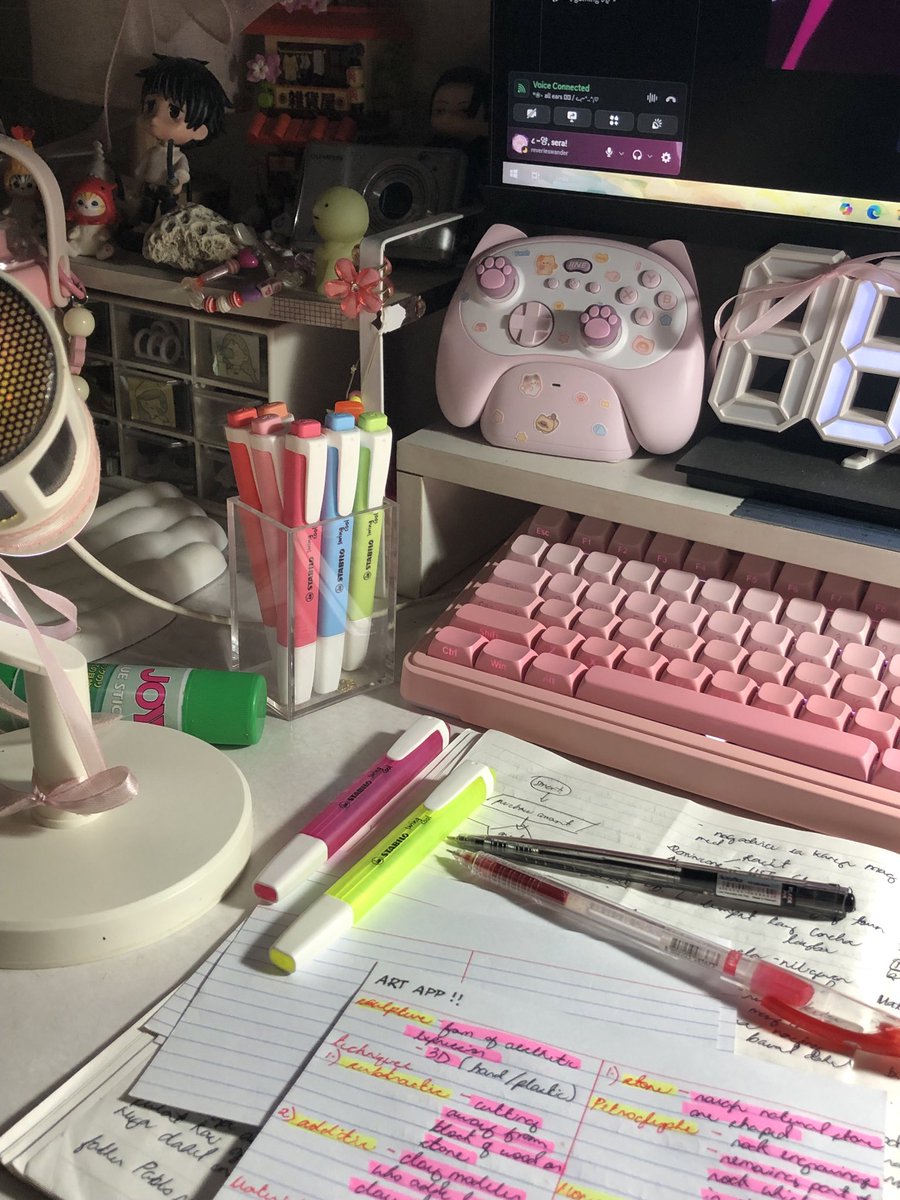 LOUVSERA's tweet photo. 🎮📑 — gaming &amp; studying https://t.co/d0CL7R98ff