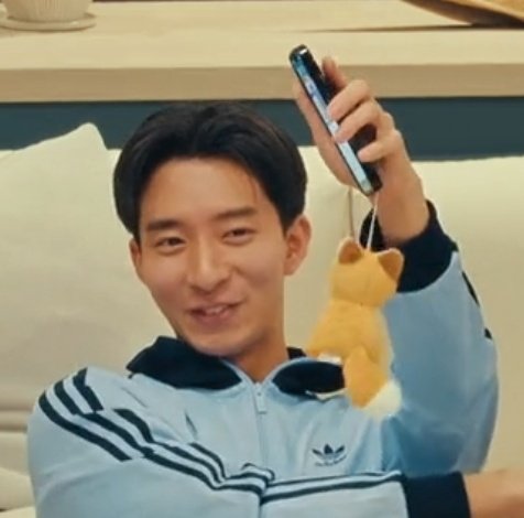 bomihuchan's tweet photo. this is why you put something like this in your phone so you can have something to hold on to when the phone slip on your hand
#TheBoyfriendSeason2 https://t.co/vaPVB70zdX