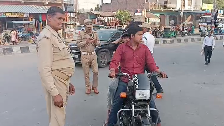 bstvlive's tweet image. मैनपुरी: ट्रैफ़िक पुलिस ने चलाया वाहन चैकिंग अभियान 

➡ट्रैफ़िक पुलिस ने 165 वाहनों के किए चालान 
➡165 वाहनों पर 2.40 लाख का किया जुर्माना 
➡एक ओवर लोड डंपर को किया गया सीज 
➡एसपी के निर्देश में चलाया जा रहा अभियान 

#Mainpuri #Traffic #UttarPradesh @mainpuripolice