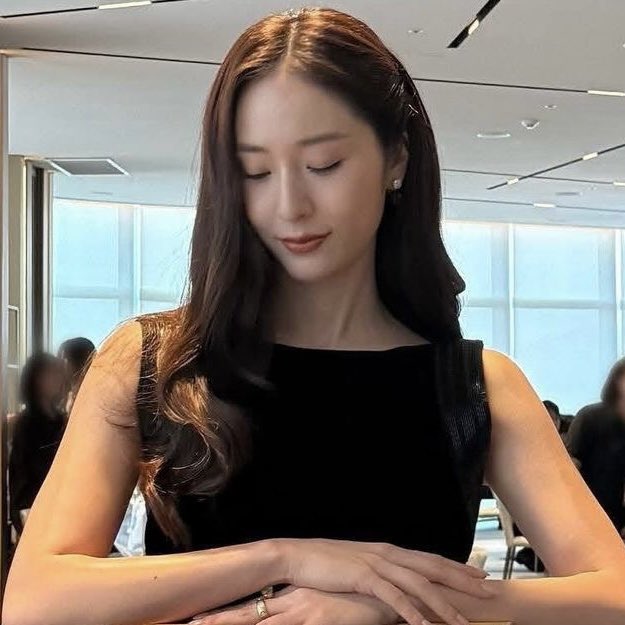 ⠀
⠀              Prepping  the  team  for  our  pitch
⠀              presentation  later 💻 we’ve been 
 ⠀             working on this project for months
⠀              and finally, we’re down to our final
⠀              pitch! Im feeling a  bit  nervous tho
⠀