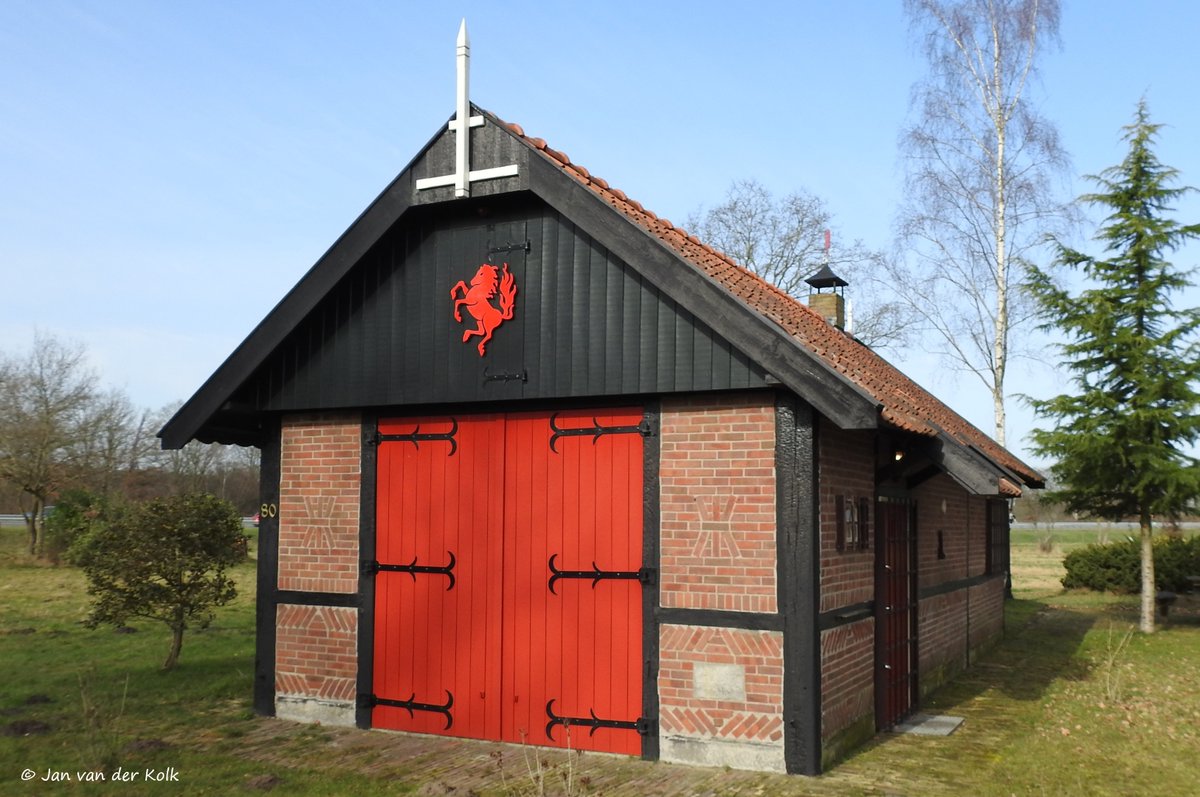 BekiekTwente's tweet photo. Schuur met het Twentse ros en een rode haan als windvaan.
#Usselo #Ossel
#Enschede #Twente #BekiekTwente https://t.co/lawJGaikOS