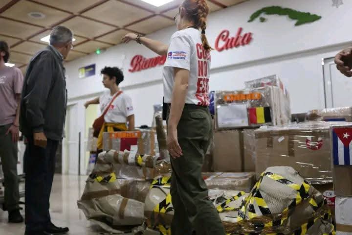 KatiBaez22's tweet photo. 🥳🇨🇺 ¡Ya está en #Cuba el Convoy Europeo con ayuda solidaria desde #Italia 🇮🇹!  
Un puente de esperanza que une pueblos y fortalece la solidaridad. 

#TumbaElBloqueo
#CubaNoEstáSola https://t.co/uTVQRBNRpc