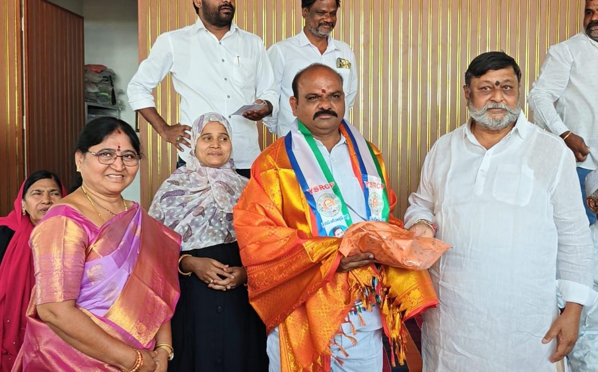 గుంతకల్లు వైయస్సార్ సీపీ కార్యాలయంలో మున్సిపల్ చైర్మన్ తో పాటు కౌన్సిలర్లను సన్మానించిన గుంతకల్ మాజీ శాసనసభ్యులు మరియు సమన్వయకర్త వై.వెంకట్రామిరెడ్డి గారు

ఈరోజు గుంతకల్లు మున్సిపల్ కౌన్సిల్ సభ్యుల పదవీకాలం నేటితో ఐదు సంవత్సరాలు పూర్తి అయి నేటితో ముగియనున్న సందర్భంగా కౌన్సిలర్లను