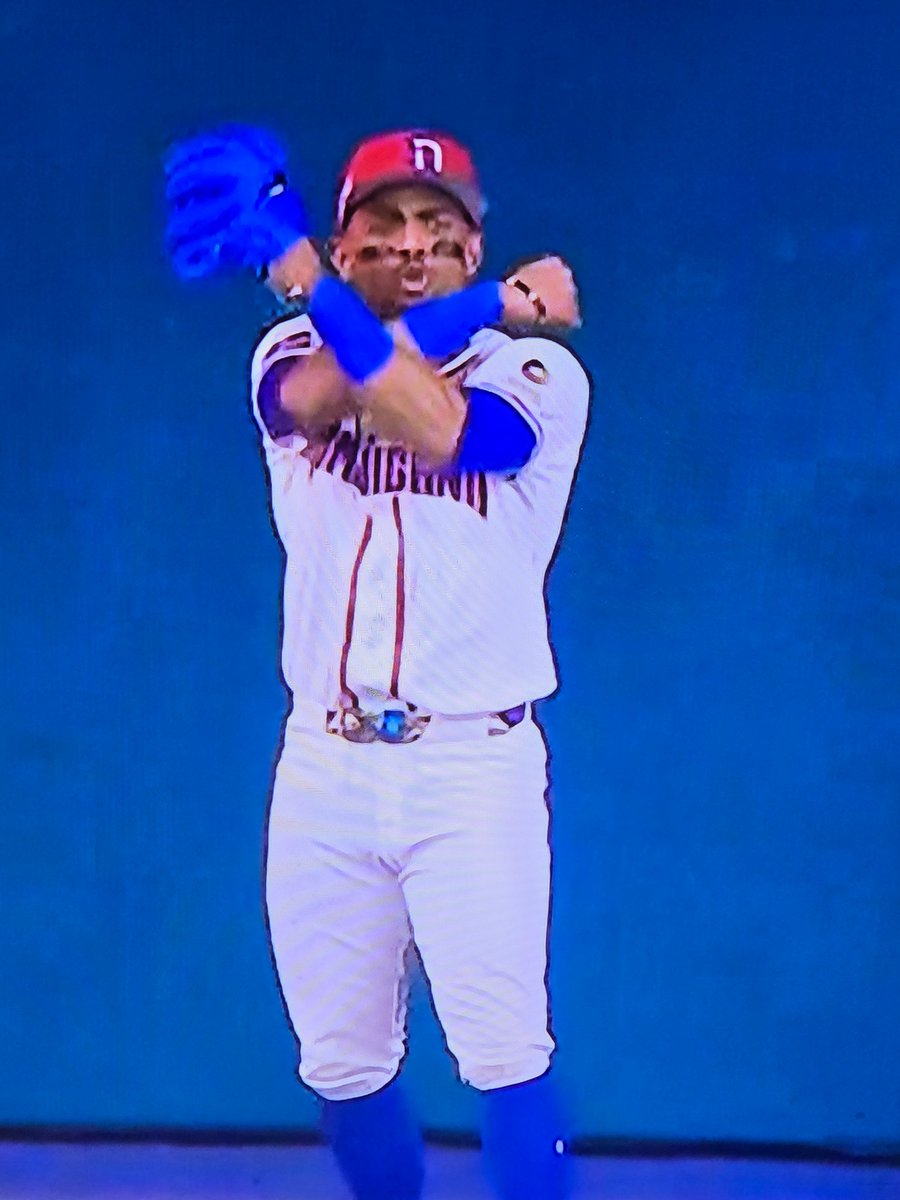 b.Favorite tweet media