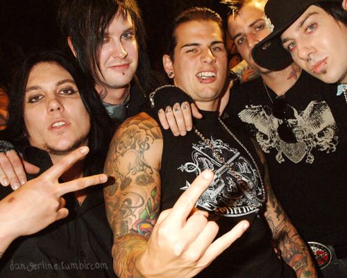 deathz_slut's tweet photo. I love music so much it gets me thru fasting with ease but I especially love Avenged Sevenfold 🎸 ALSO acc update today when I get home from work 🪽 https://t.co/bLdENm9GBO