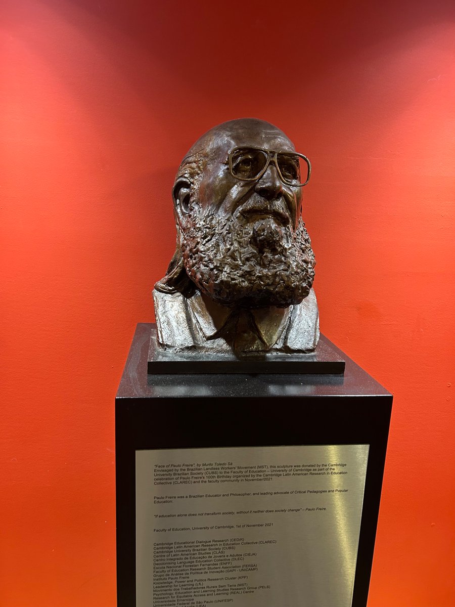 Estátua de Paulo Freire bem na entrada da faculdade de educação da Universidade de Cambridge .