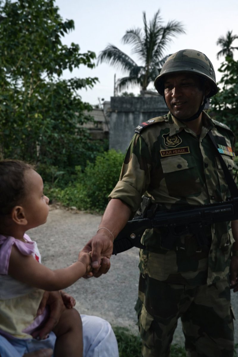 ShibsSh's tweet photo. Her tiny handshake carried the pride of a nation..

#JaiHind 🇮🇳
#ProudIndian #IndianArmy #SaluteOurHeroes #MyDaughterMyPride #ProudFather #RespectTheUniform #RealHeroes #HeartTouching #IndiaPride” https://t.co/GGjukerJMc