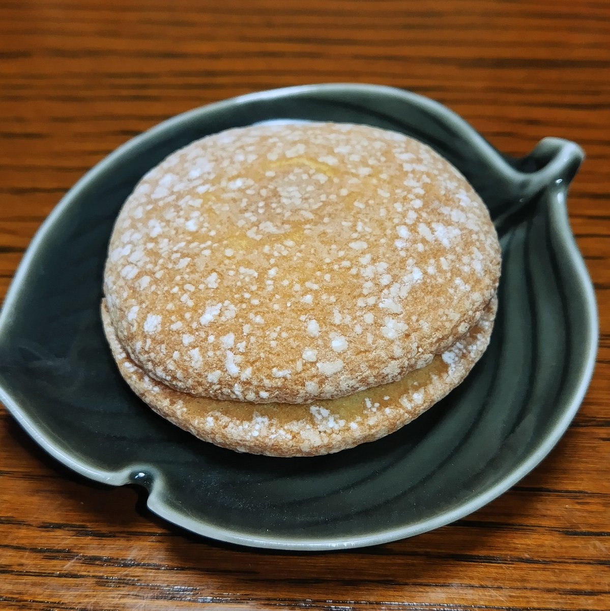 おやつのコーヒーブッセ食べてる。