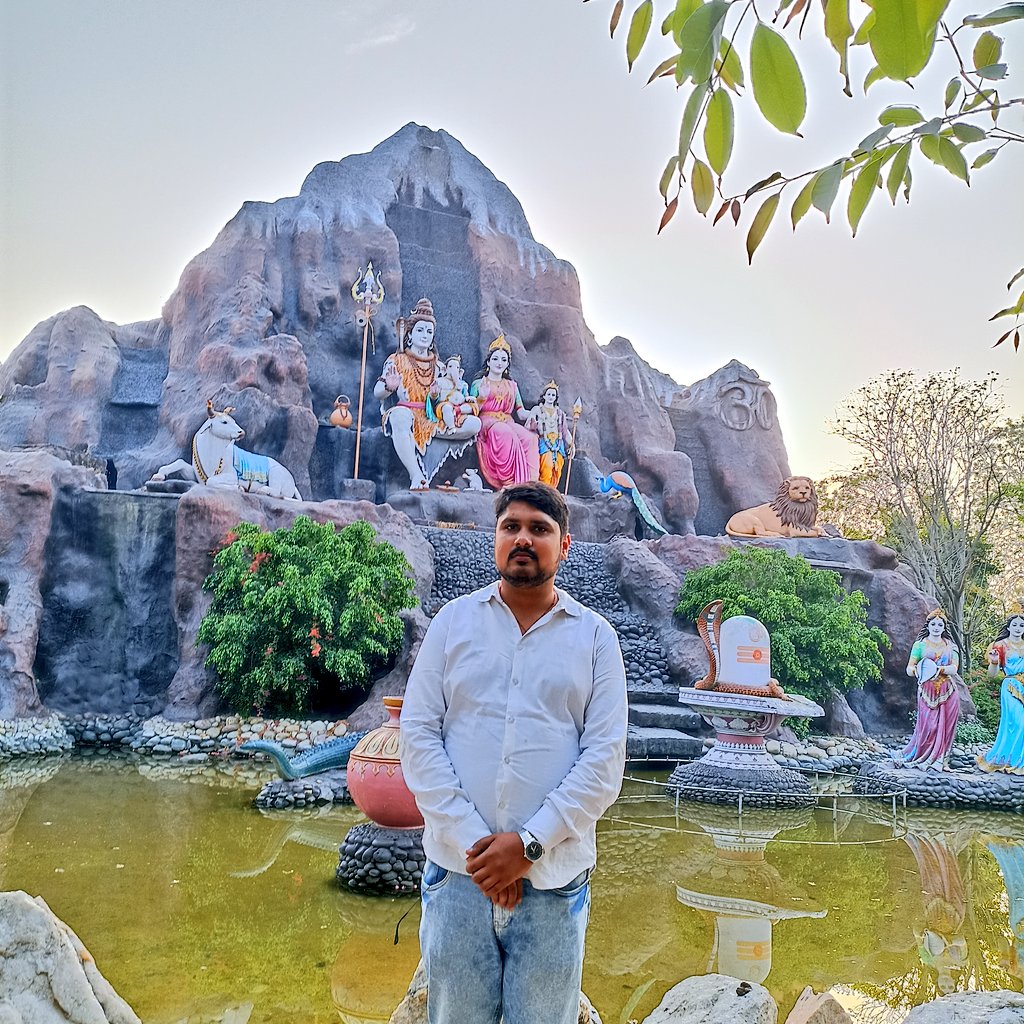 ShashankApnaDal's tweet photo. ब्रह्मावर्त समं क्षेत्रे नास्ति भूमंडले क्वचित।

आज जनपद कानपुर नगर प्रवास के दौरान ब्रह्मावर्त, बिठूर में विश्व के केंद्र बिन्दु ब्रह्मा जी की खूंटी एवं विश्व जागृति मिशन (वीजेएम) के संस्थापक श्री सुधांशु जी महाराज के आश्रम पर आशीर्वाद प्राप्त कर आह्लादित हुआ। https://t.co/WOgHTvvFkf