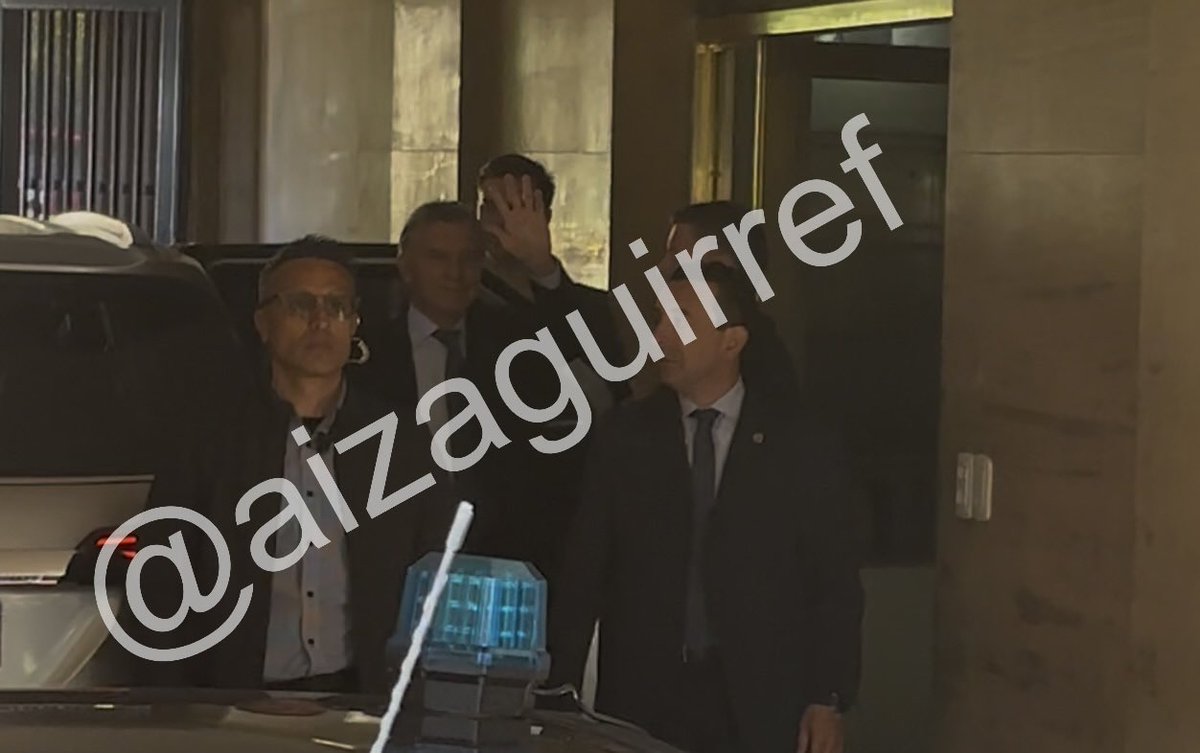 Mauricio Macri ya está en Comodoro Py para declarar como testigo en el juicio de la causa “Sueños Compartidos”. Ingreso por la misma puerta que Cristina Fernández cuando fue indagada en el juicio “Cuadernos”