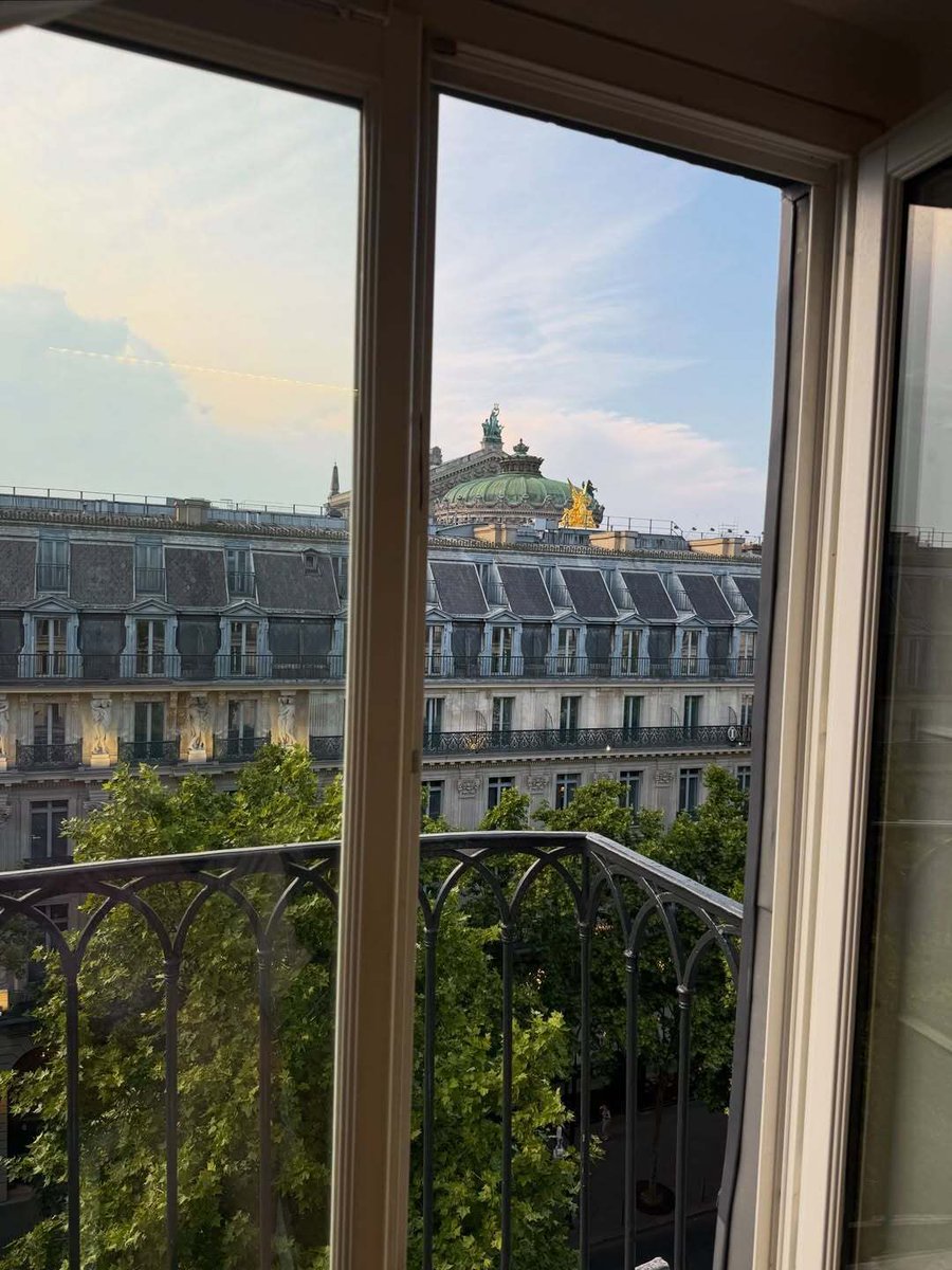 uniform_display's tweet photo. This may just be the most beautiful AirBnb I have ever seen. A must stay when you are in Paris! https://t.co/mGd8GTuVNI