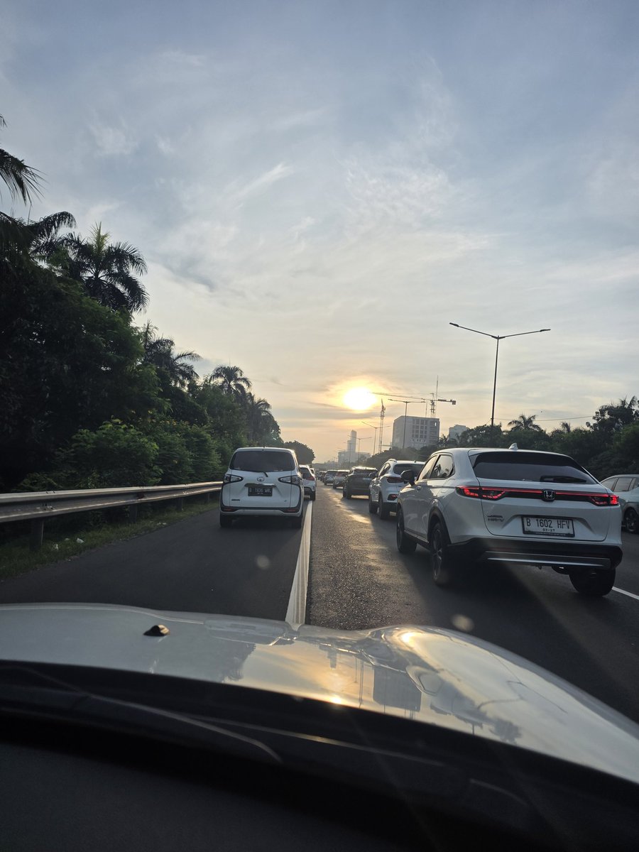 cicitlanun's tweet photo. Bismillah. Mudiko ergo sum. Ke arah matahari mulai tampak itu kita pulang.
#2jambisamudik #mudik2026 https://t.co/6epWEPRadD