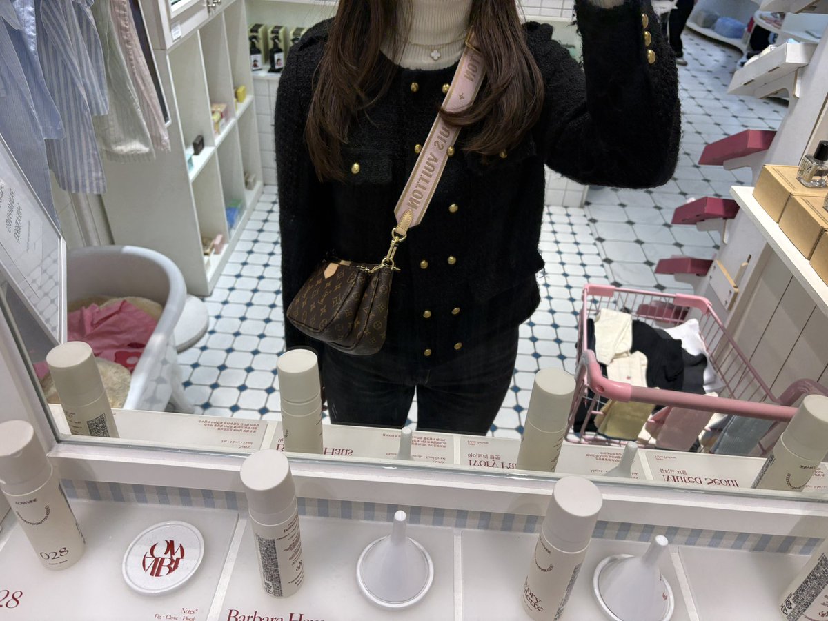 mi116__'s tweet photo. 同じようなアングルで申し訳ないけどこの日のコーデ好き🎀🎀ヴァンクリのネックレスにジャケットの合わせ神 https://t.co/IuOTjy2lCC