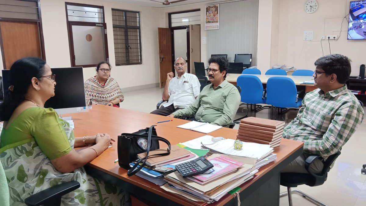 stpikkd's tweet photo. OIC @stpikkd met with Vice Chancellor, along with the Directors and Professors of JNTU Kakinada, discussed key initiatives &amp; services of @stpiindia including CoEs, PMC, VAPT and cloud services, etc. @arvindtw @guptaa_sanjay @kavithaC8 https://t.co/Jim7LFakxR