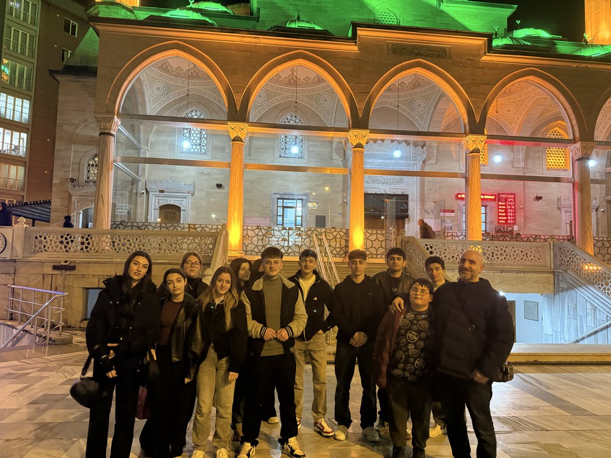 CayeliSML's tweet photo. 17 Mart 2026 Salı günü okulumuzun 11-A sınıfı öğrencilerimizle birlikte düzenlediğimiz iftar programı, birlik ve beraberliğin en güzel örneklerinden biri olarak hafızalarımızda yer etti. Aynı sofrayı paylaşmanın, aynı duaya “amin” demenin huzurunu hep birlikte yaşadık. https://t.co/EnkXOZ0SMQ