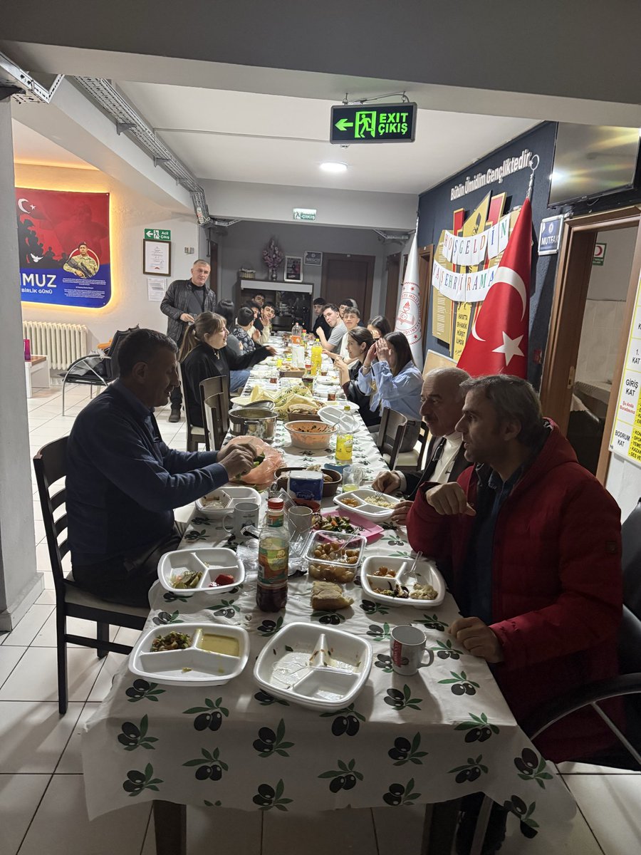 CayeliSML's tweet photo. 17 Mart 2026 Salı günü okulumuzun 11-A sınıfı öğrencilerimizle birlikte düzenlediğimiz iftar programı, birlik ve beraberliğin en güzel örneklerinden biri olarak hafızalarımızda yer etti. Aynı sofrayı paylaşmanın, aynı duaya “amin” demenin huzurunu hep birlikte yaşadık. https://t.co/EnkXOZ0SMQ