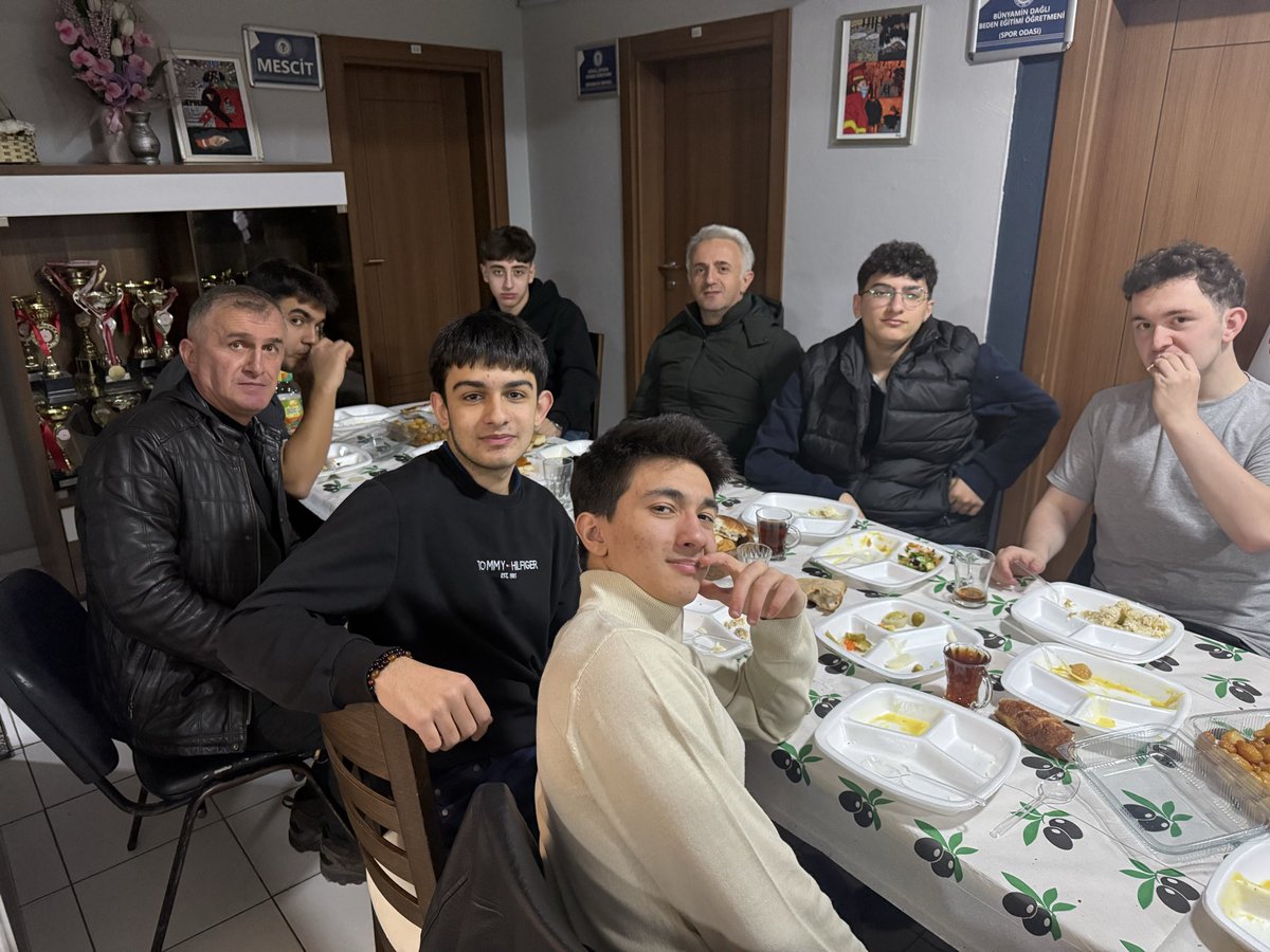CayeliSML's tweet photo. 17 Mart 2026 Salı günü okulumuzun 11-A sınıfı öğrencilerimizle birlikte düzenlediğimiz iftar programı, birlik ve beraberliğin en güzel örneklerinden biri olarak hafızalarımızda yer etti. Aynı sofrayı paylaşmanın, aynı duaya “amin” demenin huzurunu hep birlikte yaşadık. https://t.co/EnkXOZ0SMQ