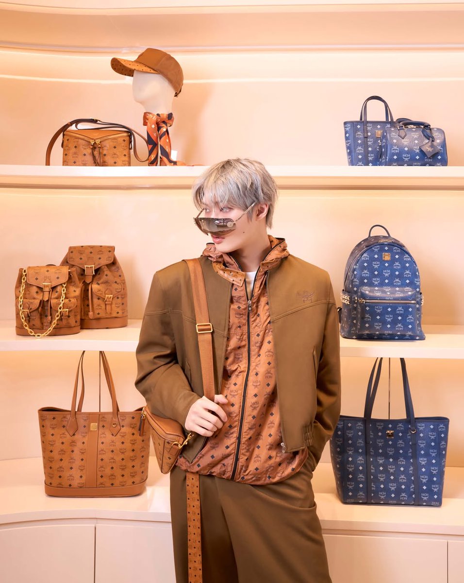 ATEEZUD's tweet image. [📷] 260318 IG: MINGI 

"Grand Opening
of the MCM EmQuartier Lifestyle Store

#MCMWORLDWIDE #MCM #MCMTHxMINGI

@/mcmworldwide
@/mcmthailand"

instagram.com/p/DWBq489ktYH/…
#ATEEZ #에이티즈 #MINGI @ATEEZofficial