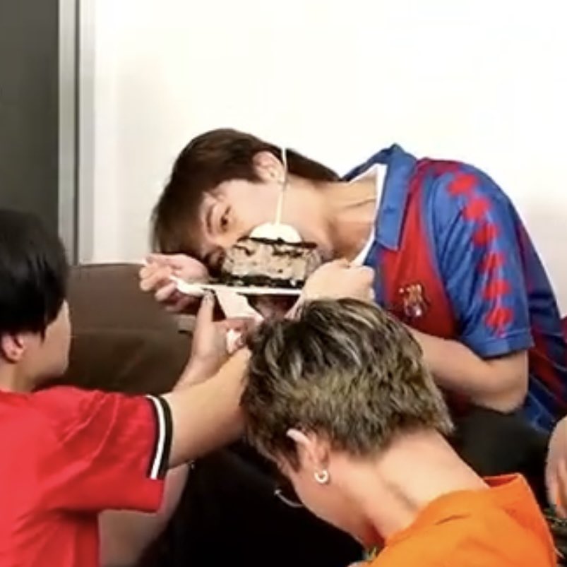 วันนี้ไทยไม่ถือเค้กคับ ไทยกินเค้กเน้กครึ่งก้อน