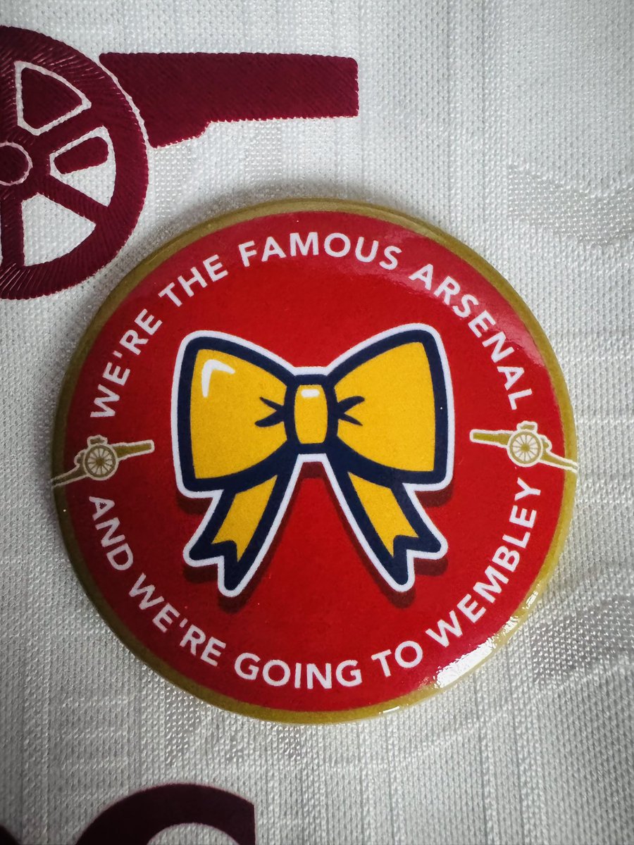 ruthbeckart's tweet photo. My Arsenal Wembley Badges on my website now.

What did she wear??? 🎗️🎗️🎗️

Shop RuthBeckArt - link in comments below ⬇️ 

#CarabaoCupFinal #Arsenal @Carabao_Cup @Arsenal #COYG https://t.co/PEQxqnVlCR