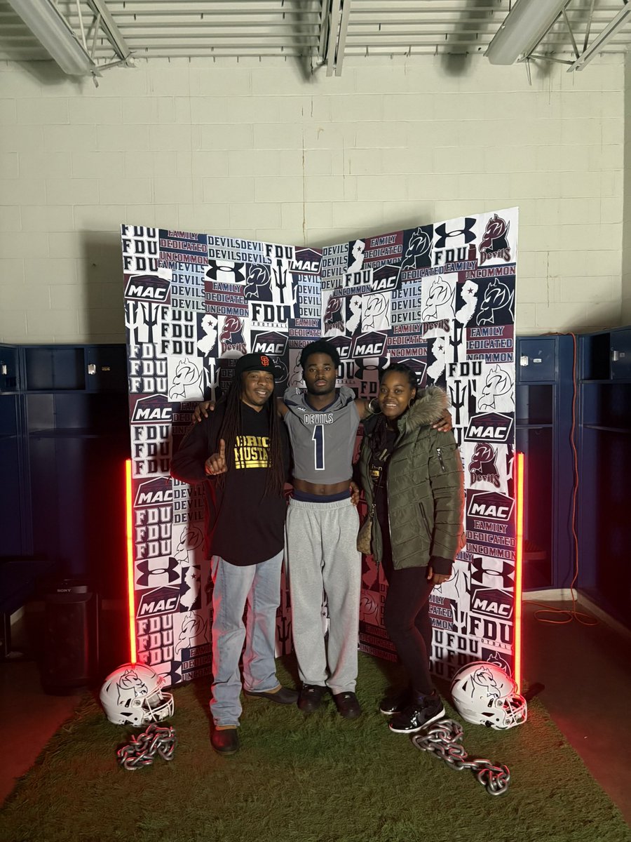 nazwhittaker1's tweet photo. 1000% COMMITTED 🔴🔵 #godevs #rolldevs
@FDUFootball
@CoachKrumich
@CoachAVC_FDU
@jmahoneybmhs
@coachwcurrie https://t.co/wMgv2Zsj1a