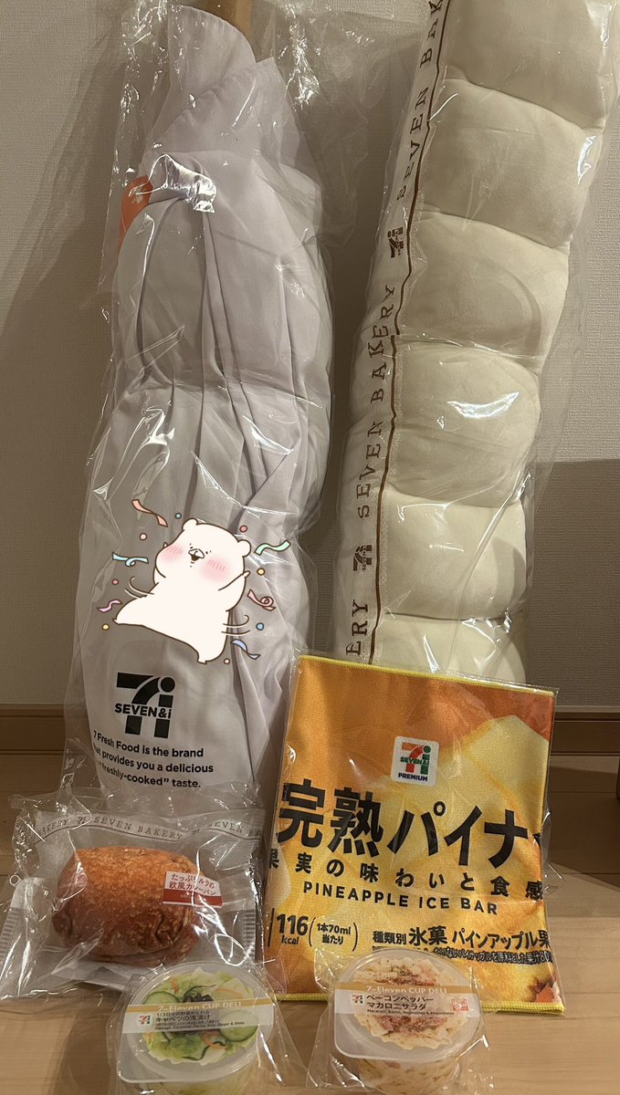 hinataroAAA's tweet photo. 旦那様が残り５回になってた一番くじ見つけてゲットしてきてくれた天才✨⸜(*ˊᗜˋ*)⸝✨️

からあげ棒クッション欲しかったの嬉しい！！！！🥰 https://t.co/6g36lePCDU