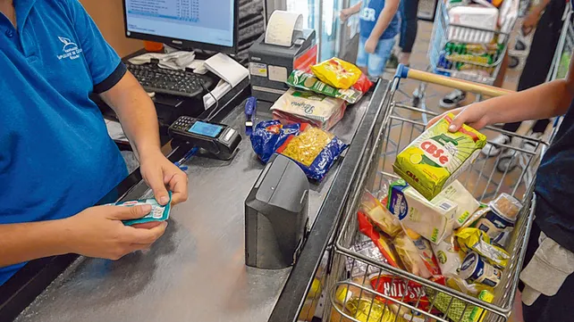 LT8am830's tweet photo. #ElPrimero
"La canasta básica alimentaria (sólo alimentos y bebidas que proveen las calorías mínimas para la subsistencia) aumentó 9% con respecto al mes anterior; está en $200 mil por persona. Sucede por 2° mes consecutivo y ya en enero había aumentado 8,9%. Y la canasta básica total (incluye higiene, transporte, salud) llegó a $526 mil por persona"
@PauDRN , @UsinadeDatosUNR 
https://t.co/ojD7oGvMBZ