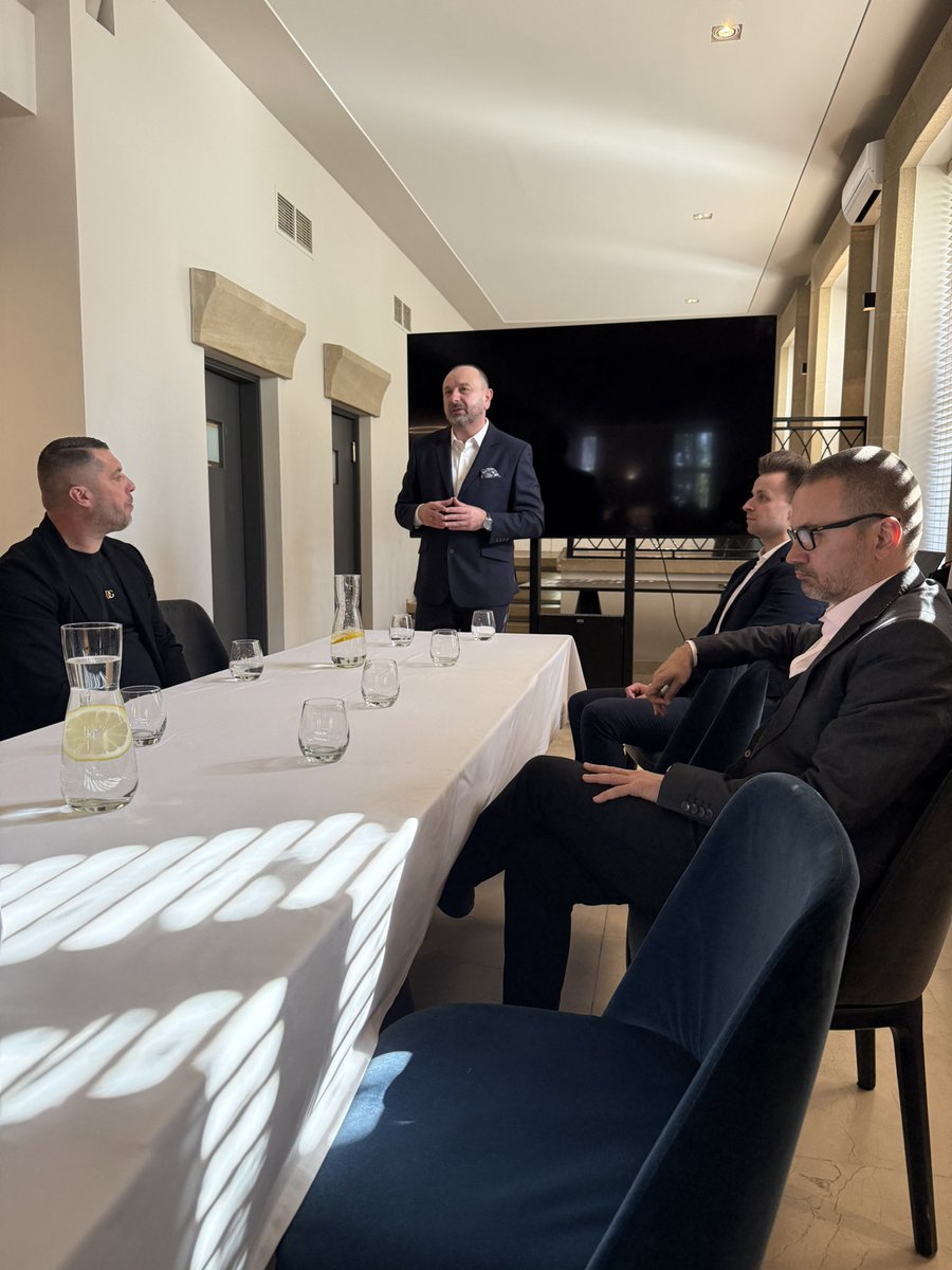 Ciekawy briefing <a href="/ZaglebieLubin/">Zagłębie Lubin</a>. 13 wychowanków w kadrze, w ostatnim meczu 5 w podstawowym składzie, aż 81(‼️) wychowanków z roczników 1990-2008 którzy zadebiutowali w Ekstraklasie. Do tego 350 dzieciaków w akademii i pozycja lidera w <a href="/_Ekstraklasa_/">PKO BP Ekstraklasa</a>. Jest na czym budować.