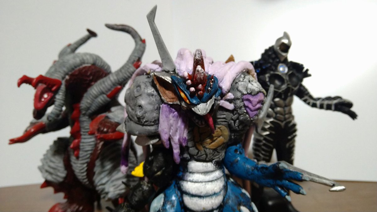 ゾメラ完成！
ウルトラマンオメガ最終回が最高すぎたのでエルドギメラのソフビを改造して作りました〜
なんとか雰囲気は似させられたかなとは思うけど左右非対称のキャラはウルトラ難しすぎる！！！めちゃめちゃ時間かかった！！！
#ウルトラフィギュア改造同好会